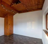 Das Innere der Hütte mit weißen Wänden, einer Holzdecke und einem Boden mit Holzdekor.