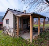 Eine Hütte am Stadtrand von Prešov, umgeben von herbstlicher Natur und Bäumen.