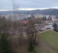 Blick aus der Höhe auf das Plattenbauviertel in der Stadt Čadca, geeignet für eine 3-Zimmer-Wohnung.