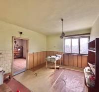 Innenraum eines Einfamilienhauses mit Möbeln, Fenster und Boden in Holzoptik.