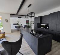 Wohnzimmer verbunden mit Küche in einem Einfamilienhaus mit Holzboden.