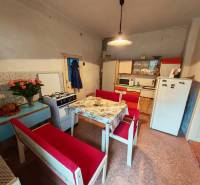 Küche in einem Einfamilienhaus mit antiken Möbeln und dekorativen Elementen.