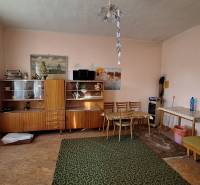 Wohnzimmer in einem Einfamilienhaus mit Retro-Möbeln und hellem Interieur.