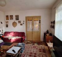 Wohnzimmer in einem Einfamilienhaus mit antiken Möbeln und Dekorationen, Holzboden mit Holzdekor.