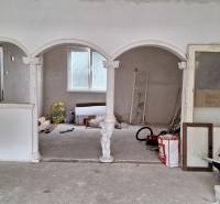 Innenraum eines Einfamilienhauses mit Bögen und Säulen, unvollständige Renovierung.