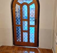 Gewölbte Holztüren mit gemustertem Glas im Einfamilienhaus, Boden mit Holzdekor.