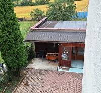 Der Garten eines Einfamilienhauses in Zacharovce mit einem Pavillon, Bäumen und Blick auf das Feld.