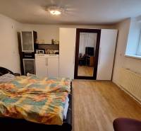 Schlafzimmer mit Bett, Schrank und Holzboden in einem Einfamilienhaus.