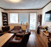 Wohnzimmer in einem Einfamilienhaus mit Ledermöbeln und Holzboden.