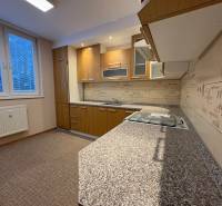 Küche in einer 3-Zimmer-Wohnung mit Holzboden und moderner Küchenzeile.