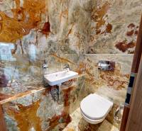 Badezimmer mit auffälliger Steinverkleidung in einer 3-Zimmer-Wohnung.