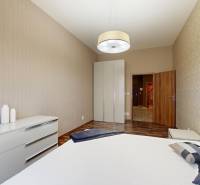 Schlafzimmer in einer 3-Zimmer-Wohnung mit Holzboden und Einbauschrank.