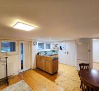 Küche in einer Einzimmerwohnung mit Holzboden und Tisch.