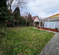Der Garten beim Haus in der Lesná-Straße in Banka mit Rasen und Terrasse.