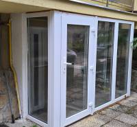 Weiße verglaste Veranda hinter dem Haus in der Lesná-Straße in Banka.