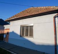 Einfamilienhaus in der Straße Pod kopcom in Nové Zámky mit Rollläden und Schrägdach.