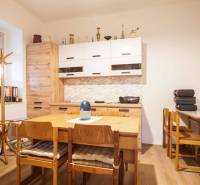 Esszimmer mit Holzmöbeln, Holzboden in einem Einfamilienhaus.