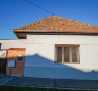 Ein Einfamilienhaus in Nové Zámky in der Straße Pod kopcom mit einem Ziegeldach und einem Metalltor.