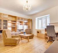 Innenraum eines Einfamilienhauses mit Möbeln, Holzboden und Kronleuchter.