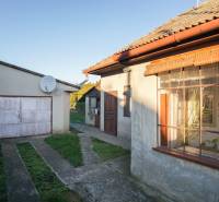 Einfamilienhaus in der Straße Pod kopcom in Nové Zámky mit Garage und Satellitenantenne.