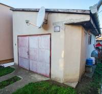Garage bei einem Einfamilienhaus in der Straße Pod kopcom in Nové Zámky.