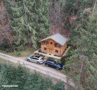 Eine Hütte in einer Waldumgebung auf der Straße Krpáčovo in Krpáčovo, umgeben von Bäumen und Natur.