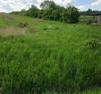 Baugrundstück in der Lomnická-Straße in Vranov nad Topľou, bewachsen mit Grünflächen.