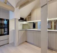 Küche in einer 4-Zimmer-Wohnung mit Kochfeld, Backofen und Boden in Holzoptik.