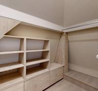 Stauraum mit Holzboden in einer 4-Zimmer-Wohnung.