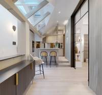 Innenraum einer 4-Zimmer-Wohnung mit Holzboden, Deckenbalken und Küchentheke.