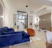 Wohnzimmer mit Sofa, dekorativer Beleuchtung und Boden mit Holzdekor, 4-Zimmer-Wohnung.