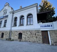 Das Gebäude in der Vajanského-Straße in Prešov mit einem steinernen Erdgeschoss und der Aufschrift 