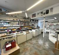 Interieur eines Gebäudes mit einer Auswahl an Teilen, Regalen und ausgestellten Waren.