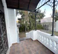 Ein Balkon am Gebäude in der Vajanského-Straße in Prešov mit Blick auf den Garten.