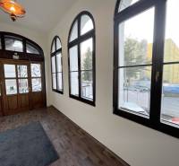 Ein Gebäude mit einem Holzboden und großen Fenstern in der Vajanského-Straße in Prešov.