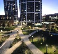 Abend in Bratislava auf der Bottova-Straße, neue Gebäude mit Gartenarchitektur.