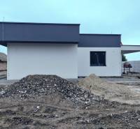 Ein Einfamilienhaus in Žihárec während der Bauarbeiten mit Erdhaufen und Kies.