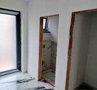 Innenraum eines Einfamilienhauses mit weißen Wänden und einem Boden mit Marmoroptik.