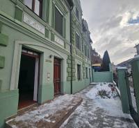 Verschneiter Eingang zu einer 3-Zimmer-Wohnung in der Šrobárova-Straße in Trenčianske Teplice.