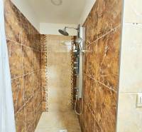 Duschkabine mit Keramikfliesen und Vorhang in einer 3-Zimmer-Wohnung.