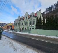 Das grüne Gebäude mit den drei gewölbten Dächern in der Šrobárova-Straße in Trenčianske Teplice.