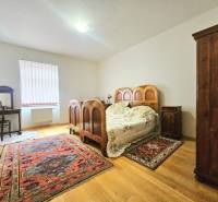 Schlafzimmer in einer 3-Zimmer-Wohnung mit Holzelementen und Vintage-Möbeln.