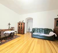 Wohnzimmer in einer 3-Zimmer-Wohnung mit Holzboden und Holzmöbeln.