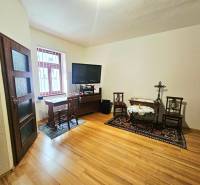 Ein Zimmer in einer 3-Zimmer-Wohnung mit einem Boden in Holzoptik und einem Fernseher auf einem Tisch.