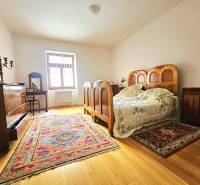 Schlafzimmer mit Holzmöbeln und Dekor, Teppich, 3-Zimmer-Wohnung, Boden mit Holzdekor.