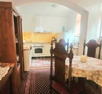 Küche in einer 3-Zimmer-Wohnung mit Holzmöbeln und Vintage-Teppich.