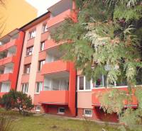 Ein Wohnhaus in der Marka Čulena Straße in Prešov, umgeben von Grünflächen, bietet eine 2-Zimmer-Wohnung.