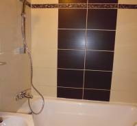 Badezimmer mit Dusche und Badewanne, geeignet für eine Zweizimmerwohnung.