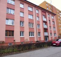 Wohnhaus in der Marka Čulena Straße in Prešov mit Parkplatz und Grünflächen.