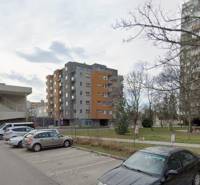 Terézia Vansová Straße in Trnava mit Geschäftsräumen und Parkmöglichkeiten.